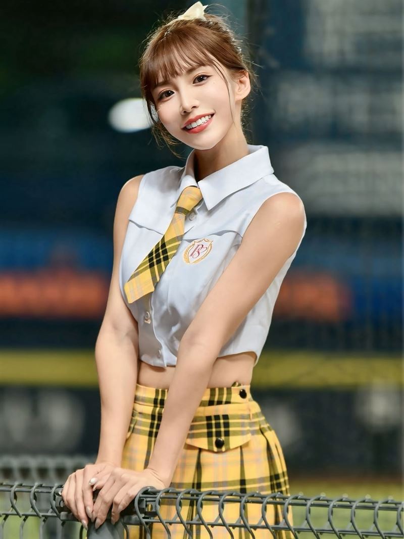 牛奶感謝警方熱心協助，並掃描車內是否還有異常。（圖／翻攝自IG @milk821125 IG）