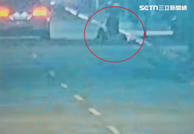 林男疑因債務問題與友人相約談判破裂，遭對方持利器砍傷。（圖／翻攝畫面）