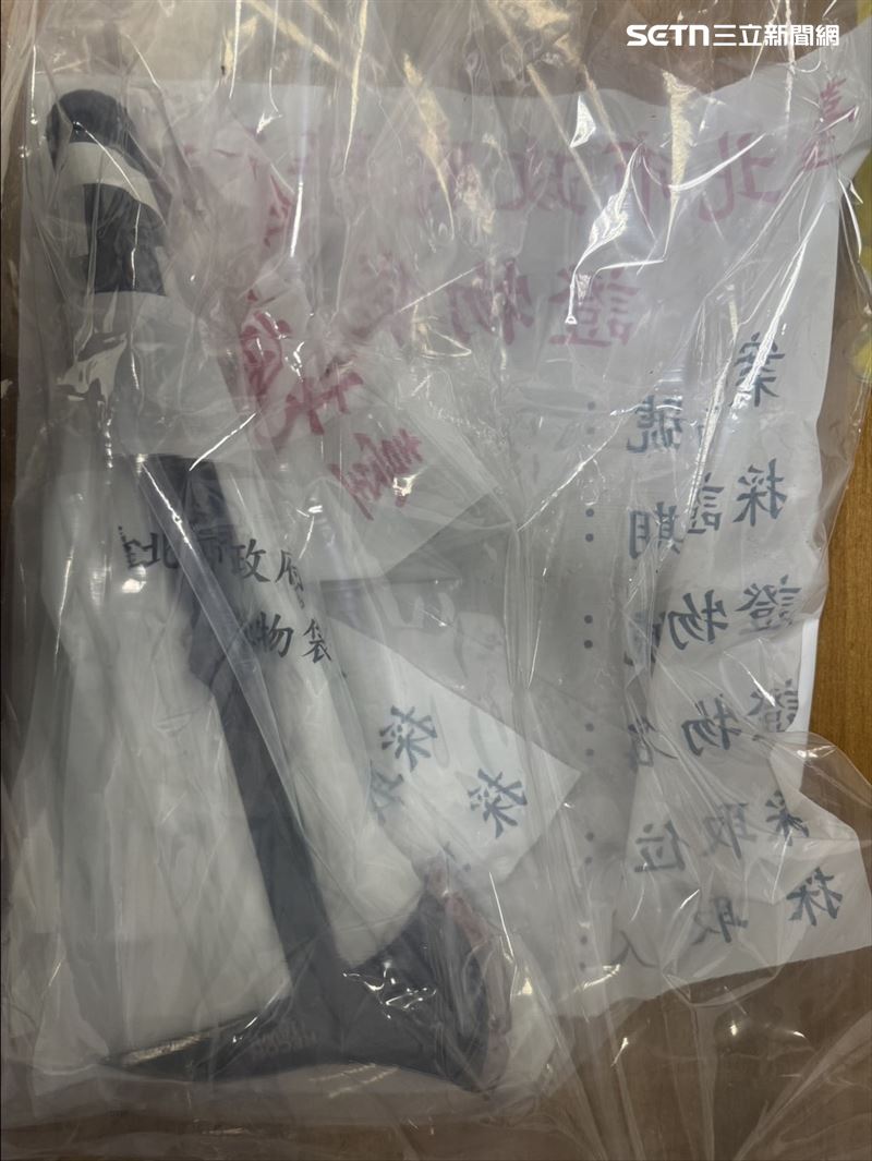 警方當場查扣作案用的斧頭一把。（圖／翻攝畫面）