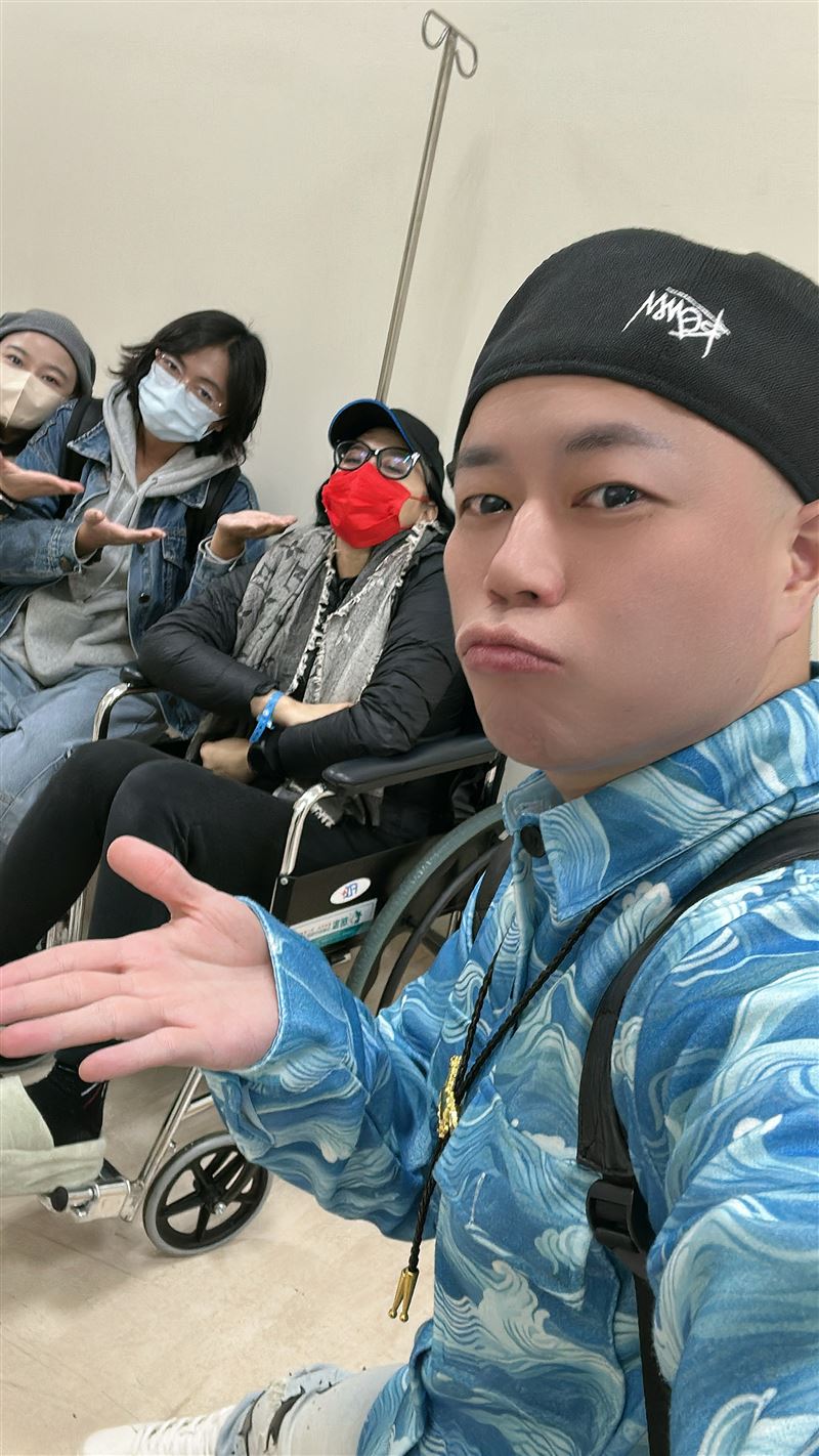 安歆澐2位妹妹（左起）、安歆澐、經紀人閃亮亮現場合照。（圖／鴻凱娛樂提供）