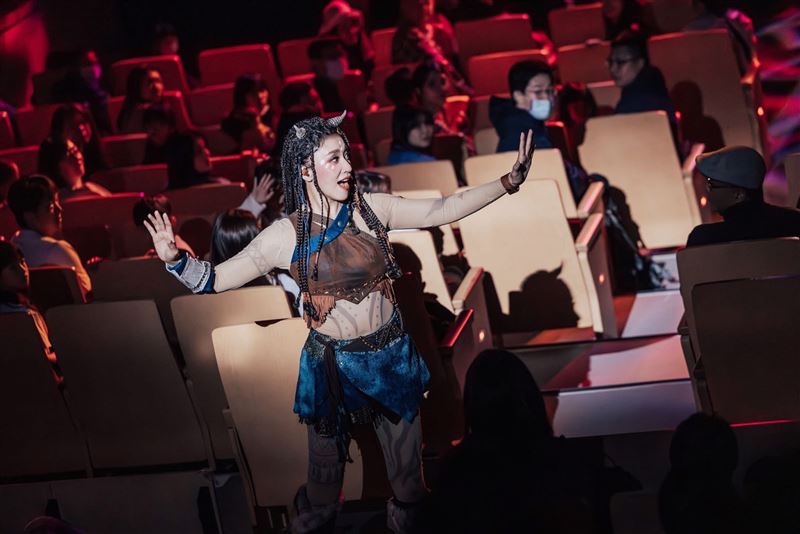 安歆澐台上賣力演出。（圖／鴻凱娛樂提供）