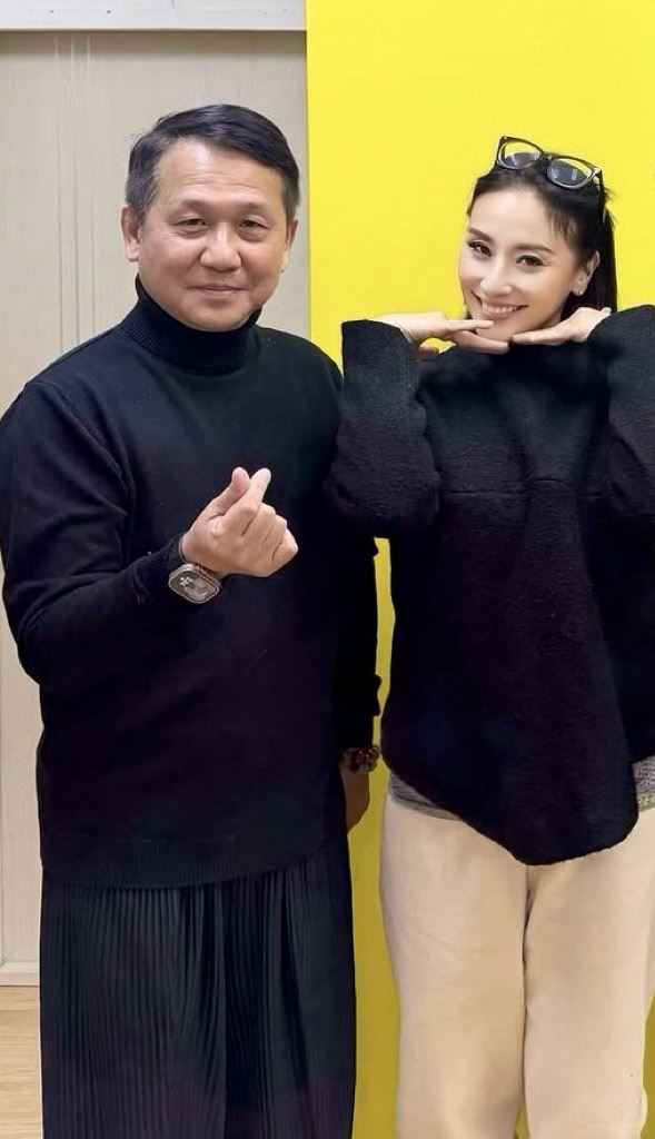 安歆澐跟恩師舞鈴劇場導演暨藝術總監劉樂群。（圖／鴻凱娛樂提供）