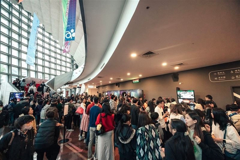 安歆澐擔綱女主角演出舞鈴劇場《VALO 二部曲-島嶼》桃園站首場展演現場人潮爆滿。（圖／鴻凱娛樂提供）