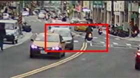 熱水壺砸中汽車瞬間。（圖／翻攝畫面）