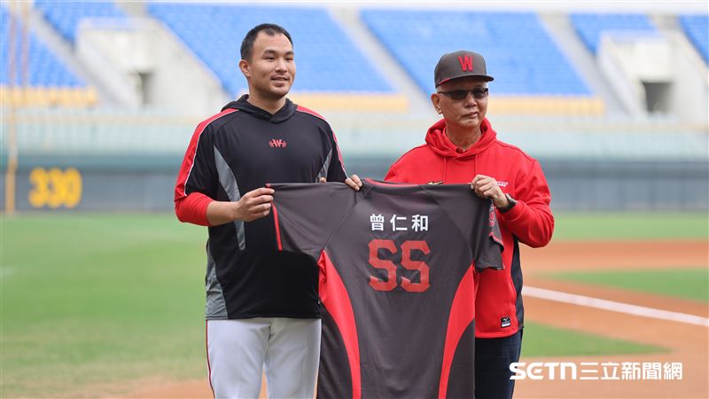 2026味全龍春訓，曾仁和正式披上龍袍。（圖／記者劉彥池攝影）