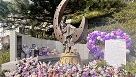 李玟51歲冥誕　紀念雕像前歌迷布置花海適逢歌手李玟51歲冥誕，也是台灣金寶山紀念雕像落成1週年，李玟台灣歌迷會17日發起「CoCo李玟1.17生日紀念布置」，在雕像前鋪展出一片花海。（CoCo歌迷會提供）中央社記者洪素津傳真　115年1月17日