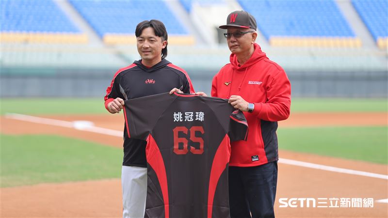 2026味全龍春訓，姚冠瑋正式披上龍袍。（圖／記者劉彥池攝影）