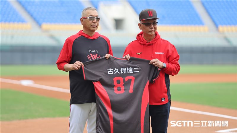 2026味全龍春訓，古久保健二正式披上龍袍。（圖／記者劉彥池攝影）