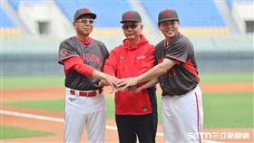 2026味全龍春訓，三董和古久保健二、葉君璋總教練合影。（圖／記者劉彥池攝影）