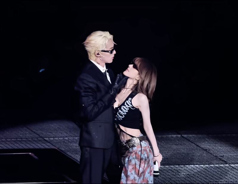 王鶴棣和趙露思在演唱會上合體演出。（圖／翻攝自抖音）