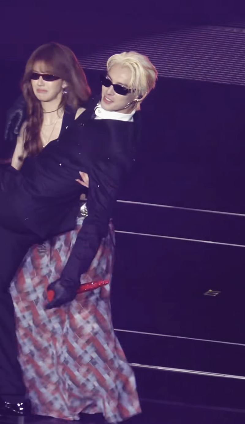 趙露思在結尾時抱起王鶴棣，反差舉動笑翻台下粉絲。（圖／翻攝自抖音）