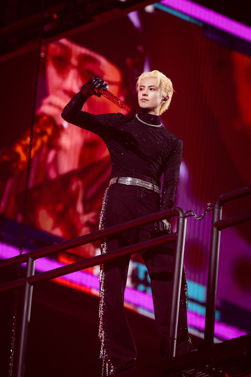 王鶴棣在澳門舉辦演唱會，嘉賓沒有邀請《蒼蘭訣》的虞書欣，引發部分粉絲不滿。（圖／翻攝自微博）