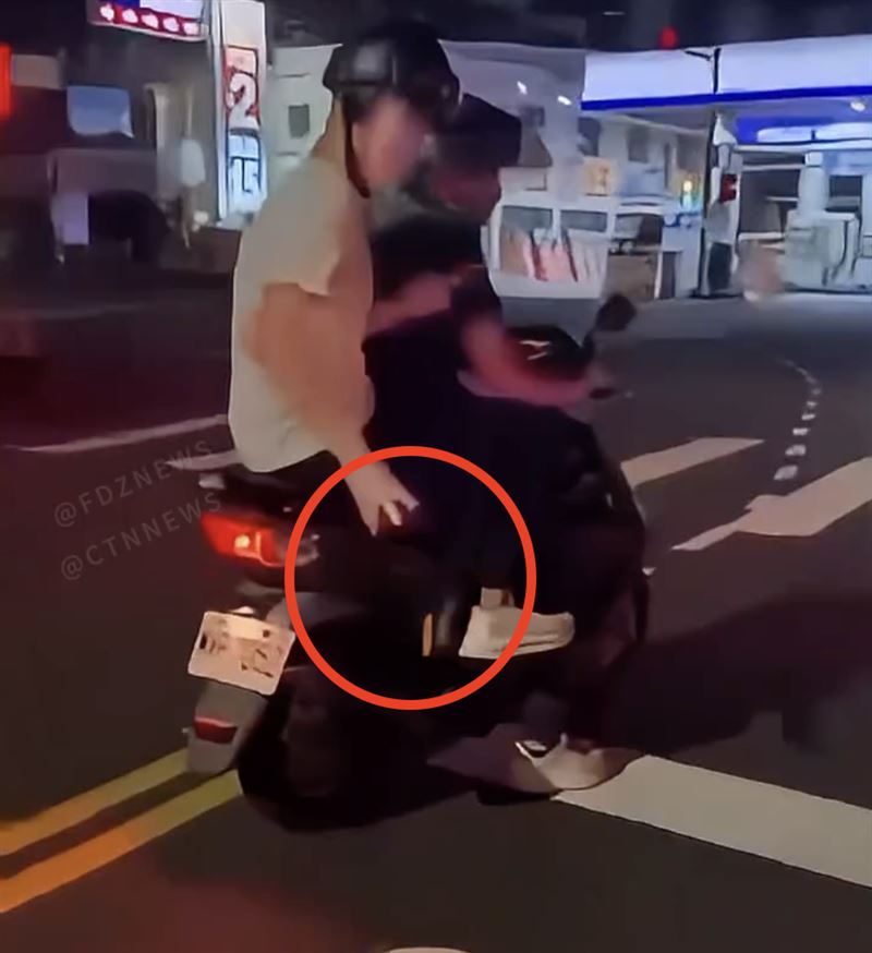 多名男子成「炸彈客」在街頭上惡作劇，亂丟點燃的鞭炮。（圖／翻攝自臉書粉專 FDZNews）