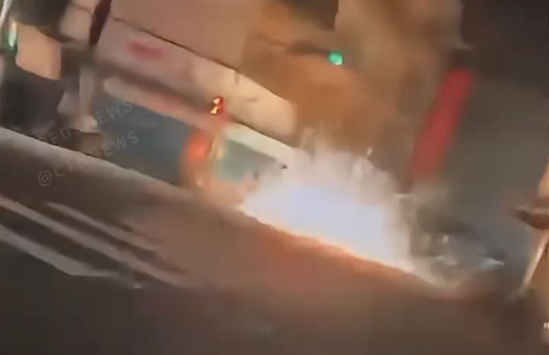轎車行經路口時鞭炮正巧爆炸，險些引發火燒車意外。（圖／翻攝自臉書粉專 FDZNews）
