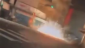 彰化,炸彈客,89猴群,街頭丟鞭炮,炸車底,轎車,陷火團,火燒車（圖／翻攝自臉書粉專 FDZNews）