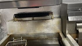 北市衛生局稽查「初瓦」，發現廚餘區、油炸機、烤台、洗滌區等處不潔。（圖／翻攝畫面）