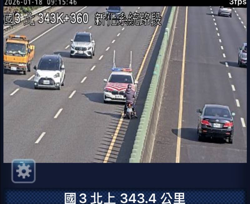 警方獲報派遣巡邏車前往攔查，但首次攔截失敗，老翁未依員警指示停車，且閃過巡邏車繼續逆向往北行駛。（圖／翻攝畫面）