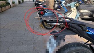 4歲童撞路旁機車置物架　爆頭滿臉血送醫