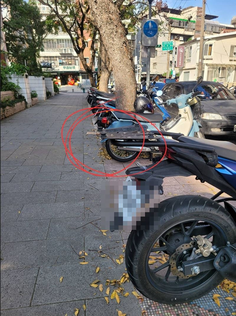 機車後座所加裝的置物架。（圖／翻攝自臉書靠北天母幫）