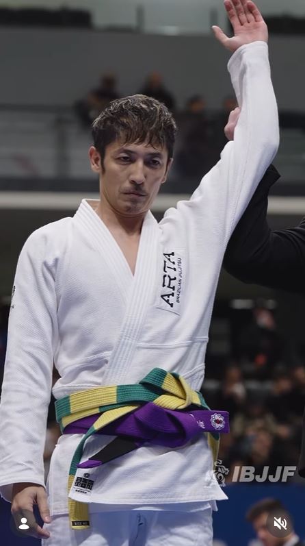 裁判高舉玉木宏手臂宣布勝出。（圖／翻攝自IG @ibjjf）