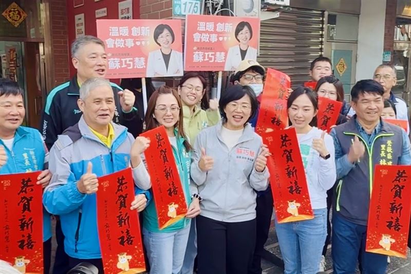 民進黨新北市長參選人、立委蘇巧慧在鶯歌服務處發送「台灣尚勇」春聯。（圖/蘇巧慧辧公室提供）