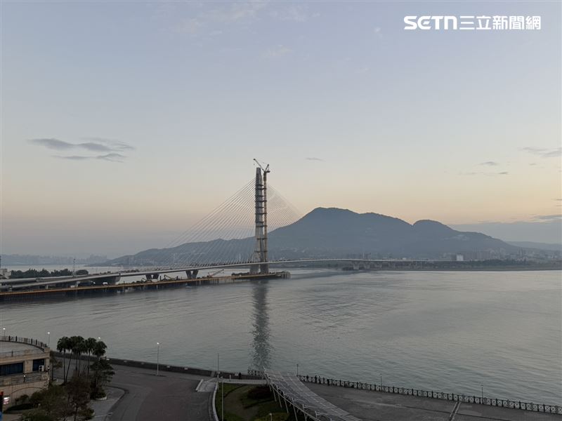 淡江大橋福容大飯店9樓海景房視野，陳柏宏指出，目前已完成多間主題房與海景房升級，198間客房已全數開放營運。（圖／記者李育道攝影）