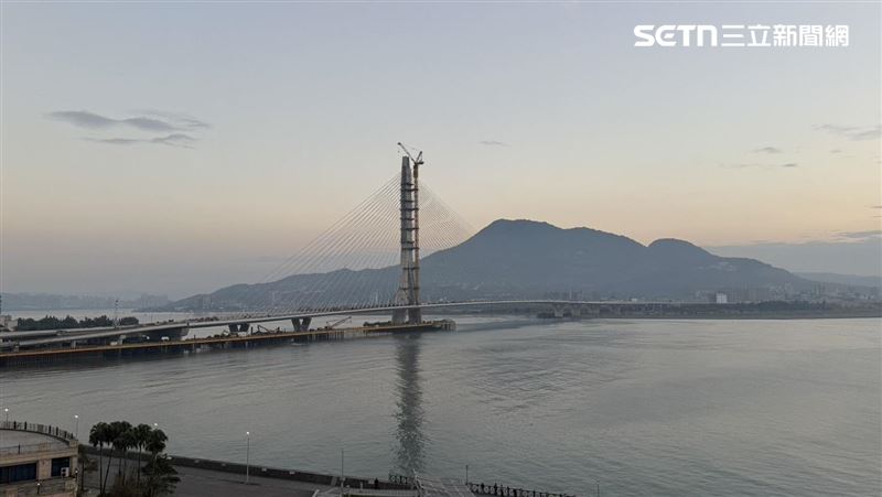 想看淡江大橋美景又想住的划算，建議待觀光署平日補助方案出爐、搭配飯店加碼優惠，就能看美景又省荷包。（圖／記者李育道攝影）