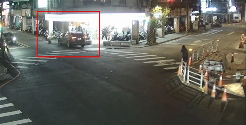 休旅車撞擊超商騎樓柱子瞬間。（圖／翻攝畫面）