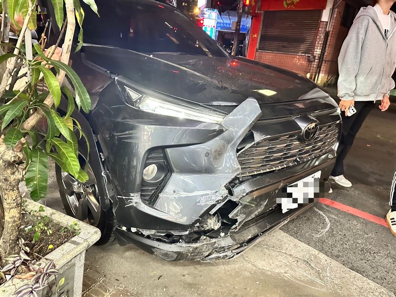 老翁休旅車撞擊超商騎樓柱子事故現場。（圖／翻攝畫面）