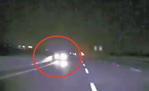 國道3驚魂！轎車「逆向狂飆」近距離擦身