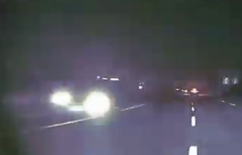 轎車逆向行駛在內線車道上，所幸並未造成事故。（圖／翻攝自記者爆料網）