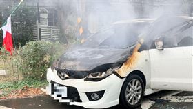 台北市士林區光華路今（18日）上午發生一起驚險車輛自燃意外。（圖／翻攝畫面）