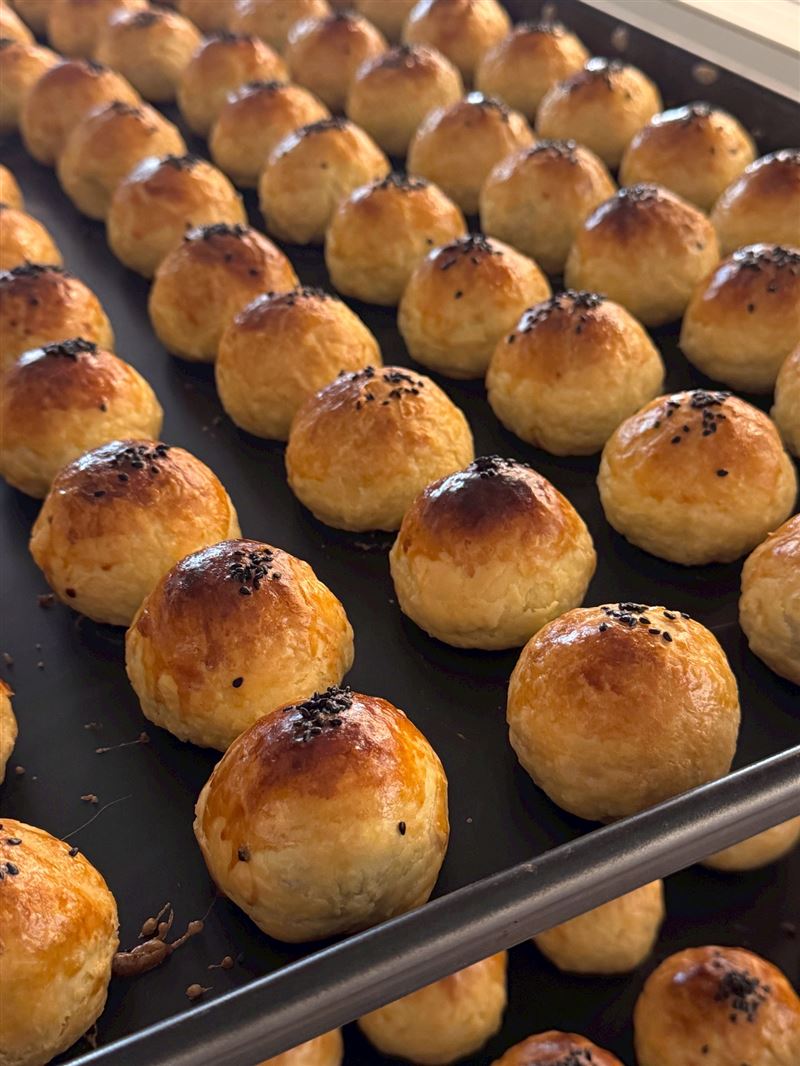 陳小菁與老公獨家獨家創新研發的一口蛋黃酥。（圖／翻攝自臉書）