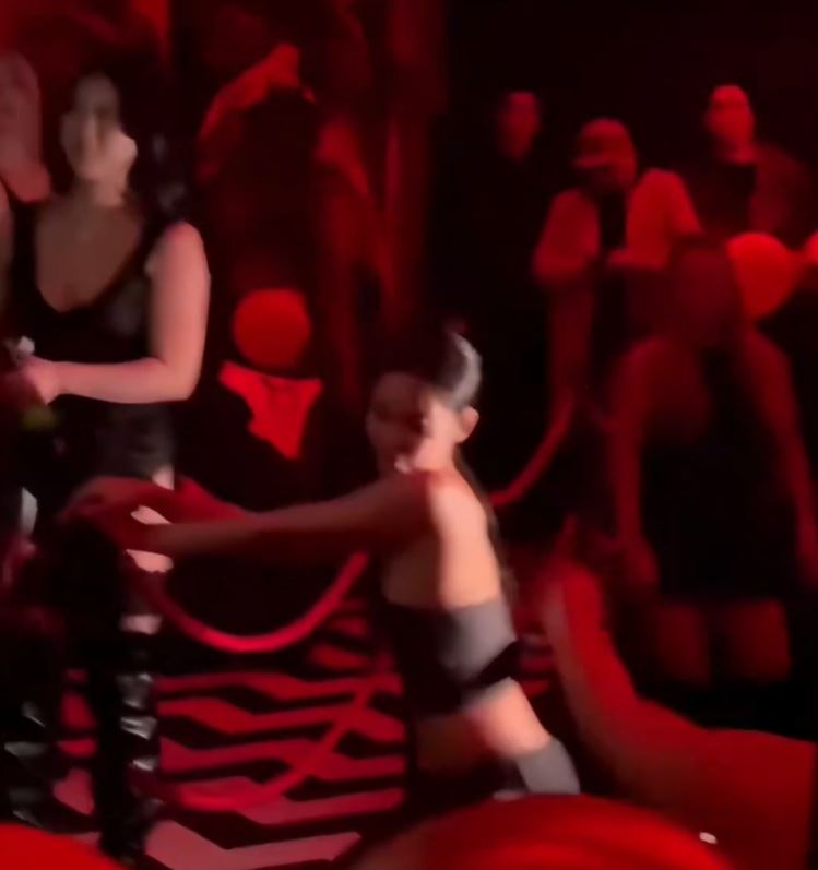 Jennie在日本低調舉辦生日派對，和Lisa一同現身夜店慶祝。（圖／翻攝自X平台）