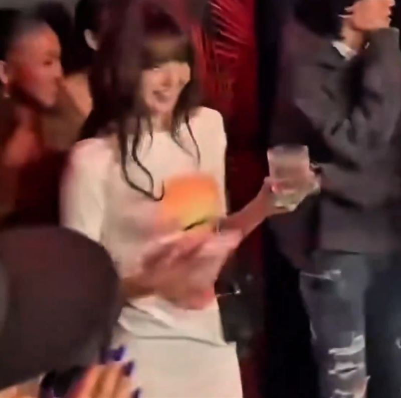 Jennie在日本低調舉辦生日派對，和Lisa一同現身夜店慶祝。（圖／翻攝自X平台）