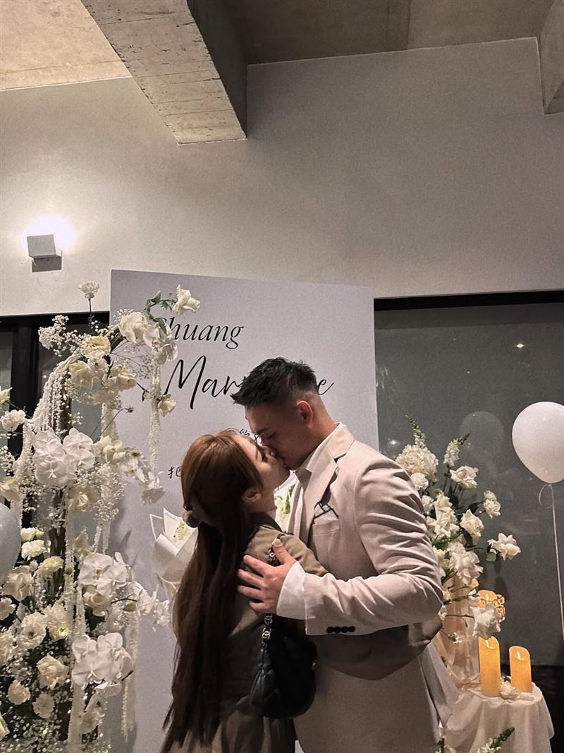 富邦悍將外野手申皓瑋和網紅女友shuang shuang（雙雙）求婚成功。（圖／翻攝自IG @shuang_lover）