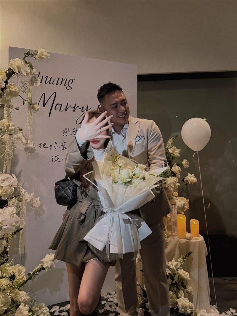 富邦悍將外野手申皓瑋和網紅女友shuang shuang（雙雙）求婚成功。（圖／翻攝自IG @shuang_lover）