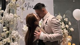 富邦悍將外野手申皓瑋和網紅女友shuang shuang（雙雙）求婚成功。（圖／翻攝自IG @shuang_lover）