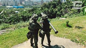 陸軍特戰官兵運用人攜式刺針飛彈陸軍特戰官兵15日運用人攜式刺針飛彈，模擬攔截敵方空中目標。（國防部提供）中央社記者吳書緯傳真　114年7月15日