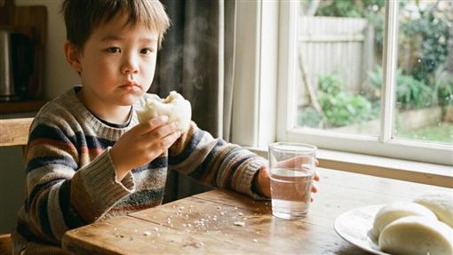 從小吃饅頭配開水　他30歲前存款達8位數