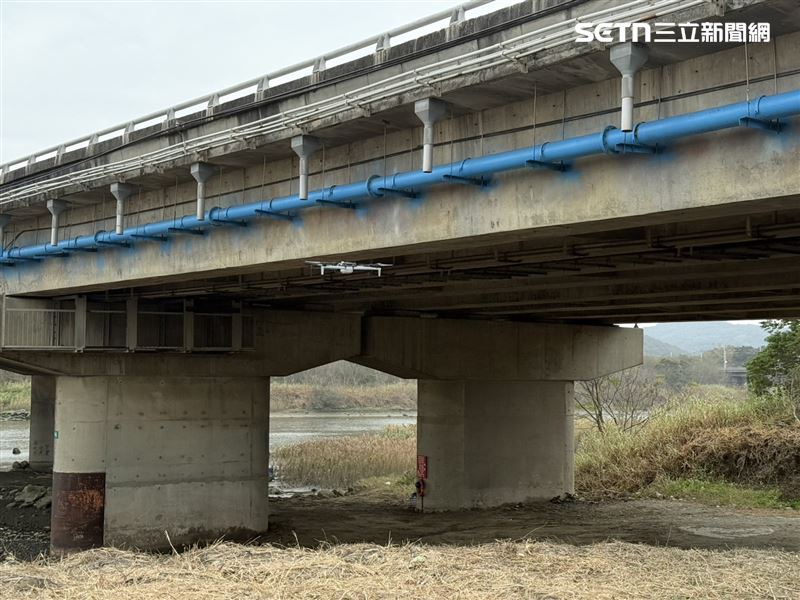 目前無人機完成14座跨河及感潮河段橋梁實地檢測。（圖／記者李育道攝影）