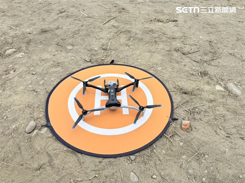 據了解，無人機雖能大幅節省橋梁檢測所需時間與人力，但在風力達六級陣風以上時即無法飛行，天候限制仍是一大變數；此外，多數橋梁興建時並未建立完整數位模型，缺乏初始數據可供比對，即使完成無人機檢測，也較難精準判讀橋梁長期健康變化，這些因素也成為目前難以在全台全面推動的重要原因之一。（圖／記者李育道攝影）