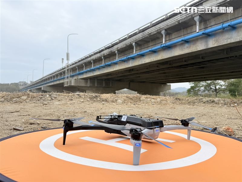 公路局採用的無人機超過70％主要零組件來自台灣供應鏈，作業成本約為傳統橋檢60%。（圖／記者李育道攝影）