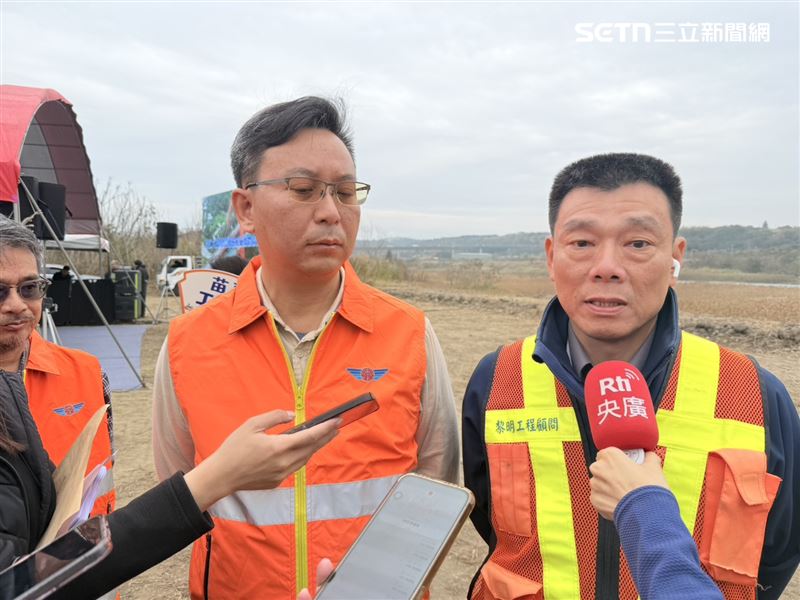 公路局中區養護工程分局養護科科長蔡宜宏(左)、黎明工程顧問股份有限公司副總經理李坤哲(右)。（圖／記者李育道攝影）