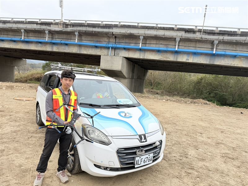 公路局自108年起導入無人機、AI影像辨識與自動化橋檢車，一座過去要動員8人、花2天才能完成的橋梁，如今最久只要4小時，橋面甚至4分鐘就能完成檢測。（圖／記者李育道攝影）
