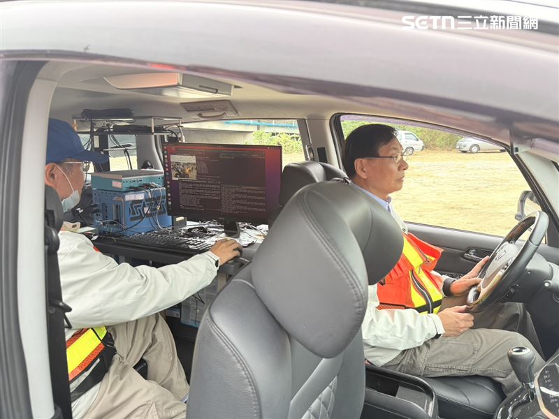 公路局AI智慧橋梁橋檢車僅需1個橋檢車駕駛、1個操作人員。（圖／記者李育道攝影）