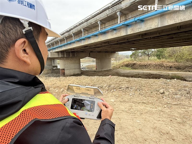 有些橋塔高達數十公尺甚至上百公尺，爬梯沒有護籠，沒人敢爬，只能用望遠鏡遠看，關鍵構件因此成為長年檢測盲點。（圖／記者李育道攝影）