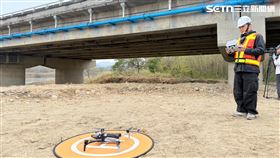 公路局自108年起導入無人機、AI影像辨識與自動化橋檢車，一座過去要動員8人、花2天才能完成的橋梁，如今最久只要4小時，橋面甚至4分鐘就能完成檢測。（圖／記者李育道攝影）