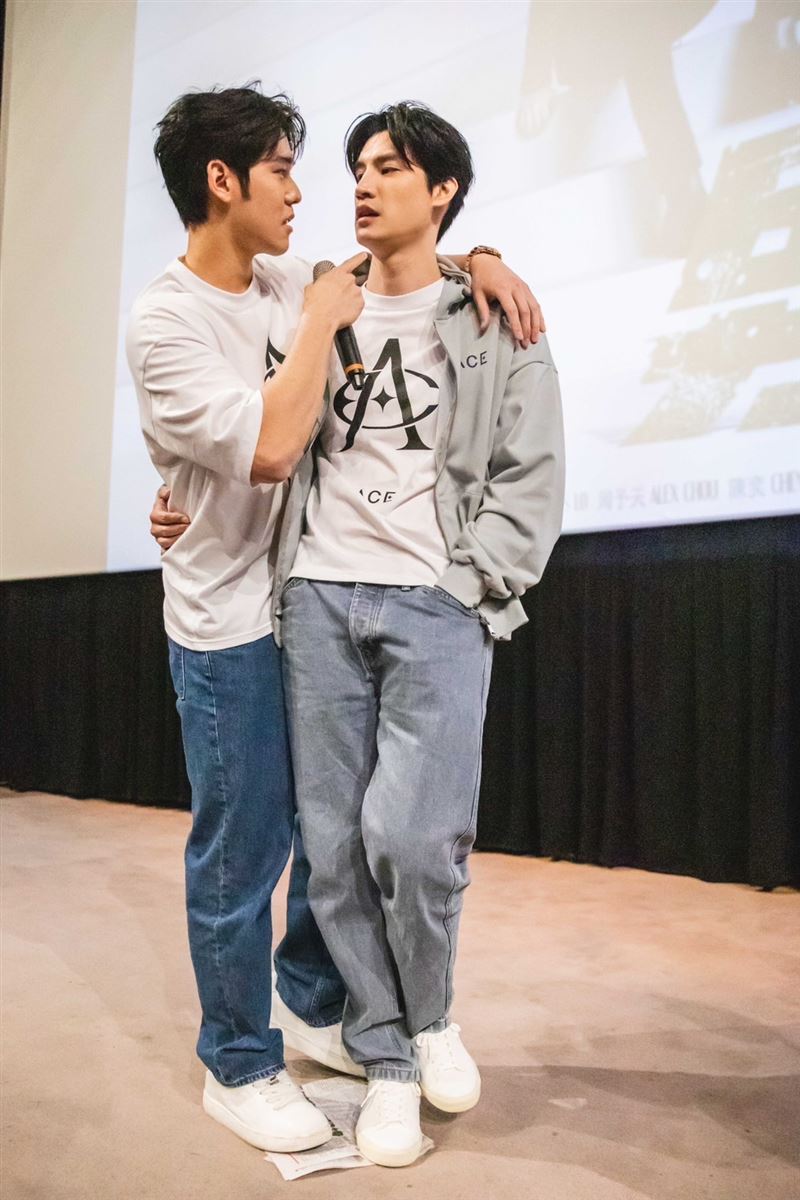 周予天（左）與羅宏正玩遊戲親密對看。（圖／男公館提供）