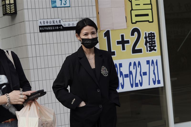 蘿莉塔（李家佳）現身曹西平靈堂弔唁。（圖／記者趙于瑩攝影）